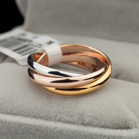 Ring for women: Classic design