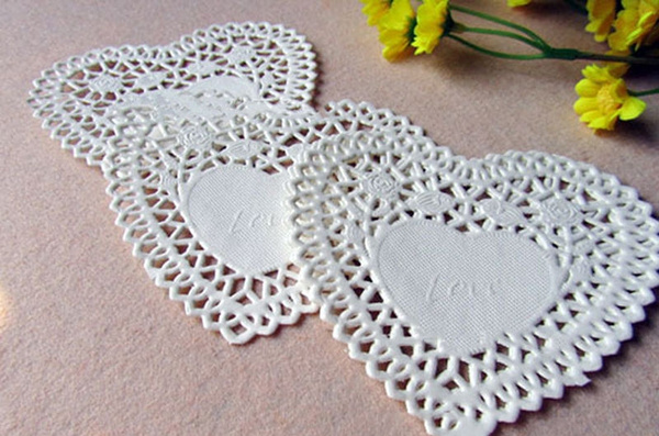 Hot Sale 100 pcs/pack Heart-shaped Cake Paper Pad Hollow Lace Paper Doilies  Mat-4 inch