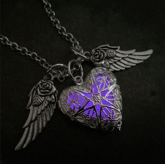 4 colors to Choose ~ Fashion Woman Jewelry Flying Heart Glow Locket with  Rose Wings Magic Glow in the dark Jewelry Necklace