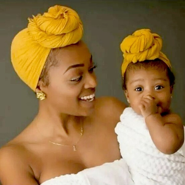 Turbante De Niña Con Cabeza De Niña Con Un Pañuelo En La Turbante De Niña Con Cabeza De Niña Con Un Pañuelo En La