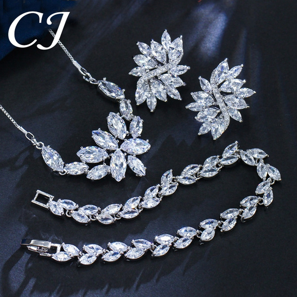 Rhinestone Studded Flower Pendant Necklace