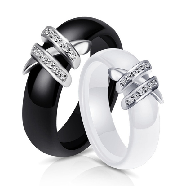 Anillo De Mujer De Cerámica En Blanco Y Negro Con Anillo De Anillo De Mujer De Cerámica En Blanco Y Negro Con Anillo De