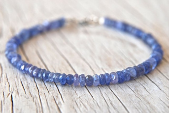 Beaded Bracelets, Joyería de pavo reales, gemstonestackingbracelet, tanzanite