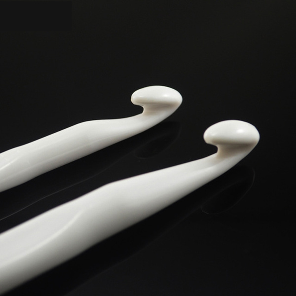 2pcs White Plastic Handle Crochet Hook Knitting Needles Thick Head Tool S 2pcs White Plastic Handle Crochet Hook Knitting Needles Thick Head Tool S