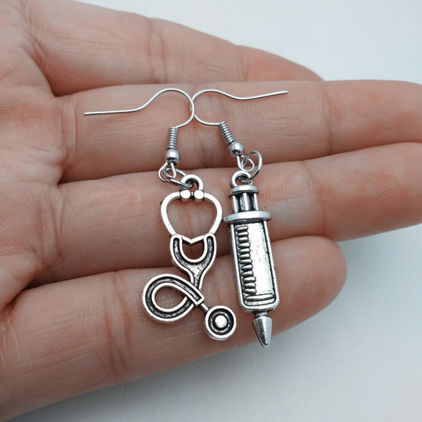 Los Pendientes De La Jeringa Del Estetoscopio Médico Son De Los Pendientes De La Jeringa Del Estetoscopio Médico Son De