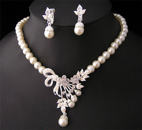 Temple Jewellery Tradtional India Pearl Strings Necklace, Earring and Tikka  Set