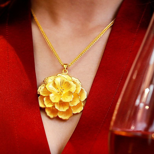 Gold chain with 2025 flower pendant