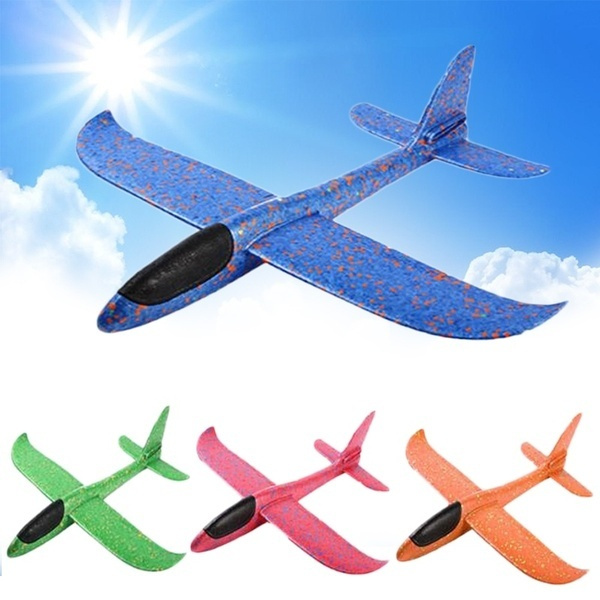 hand throwing flight toy