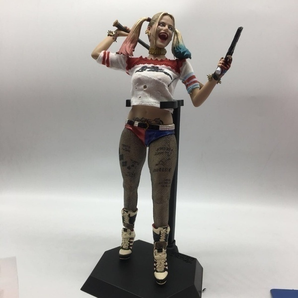 harley quinn figure boobs