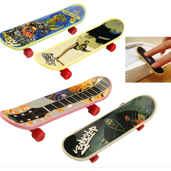 2PCS Mini Finger Board Skateboard Novelty Kids Boys Girls Toy for Party   la 