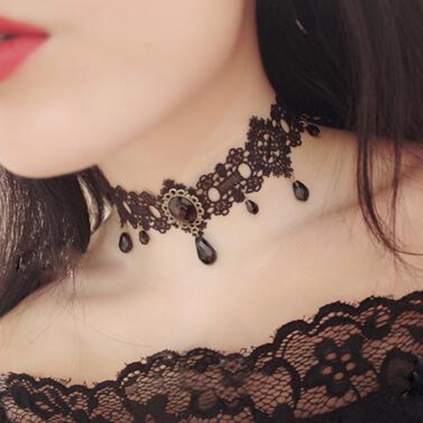 Women`s Gothic black lace choker.