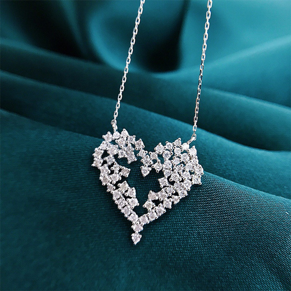 Fashionable Heart Pendant Necklace 