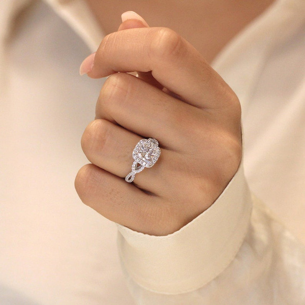 Ring for women: Classic design